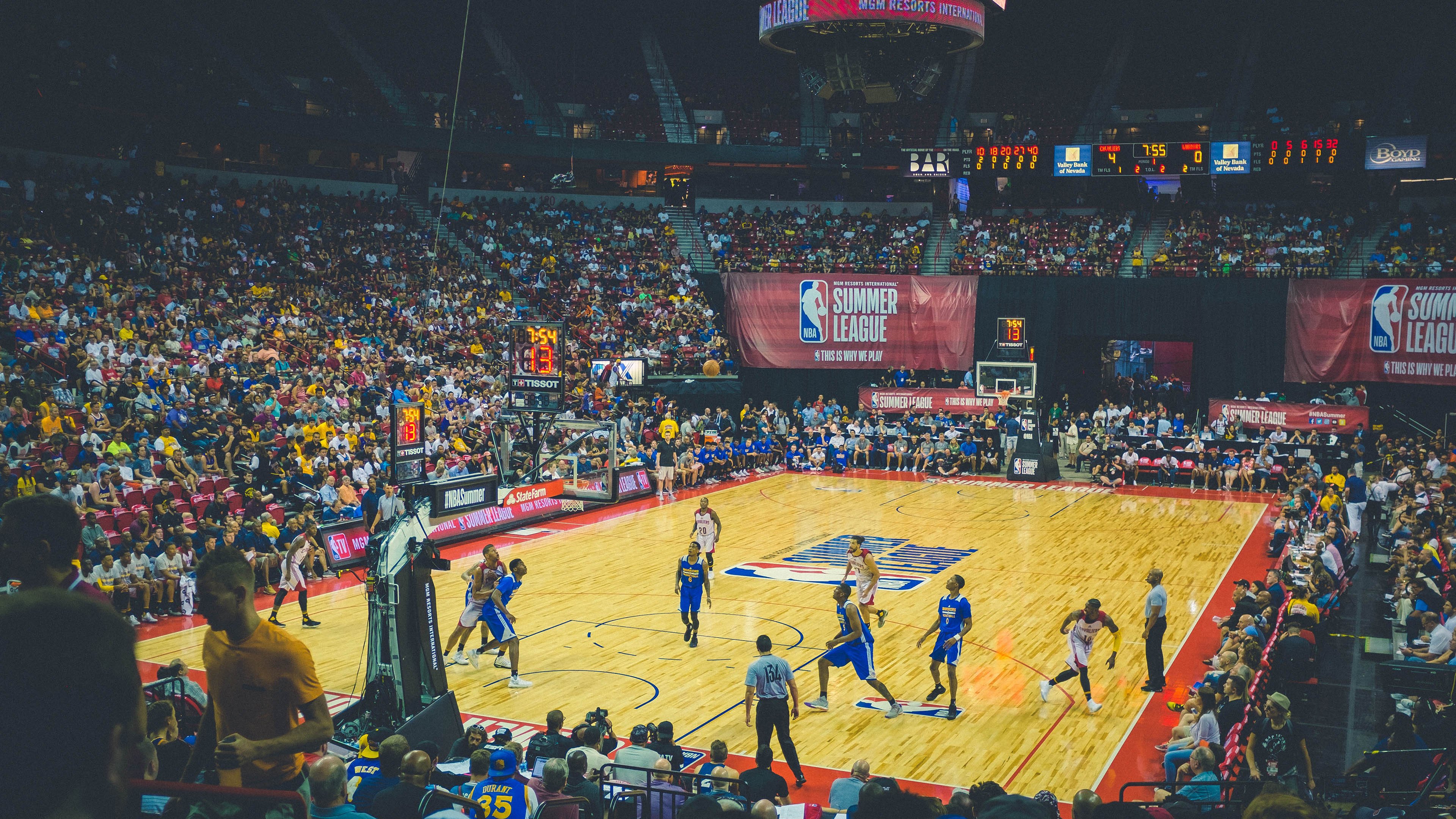 开云官方-“极地奇景”——从雪山到海底的全球赛场亮点，极地海底世界冰雪乐园